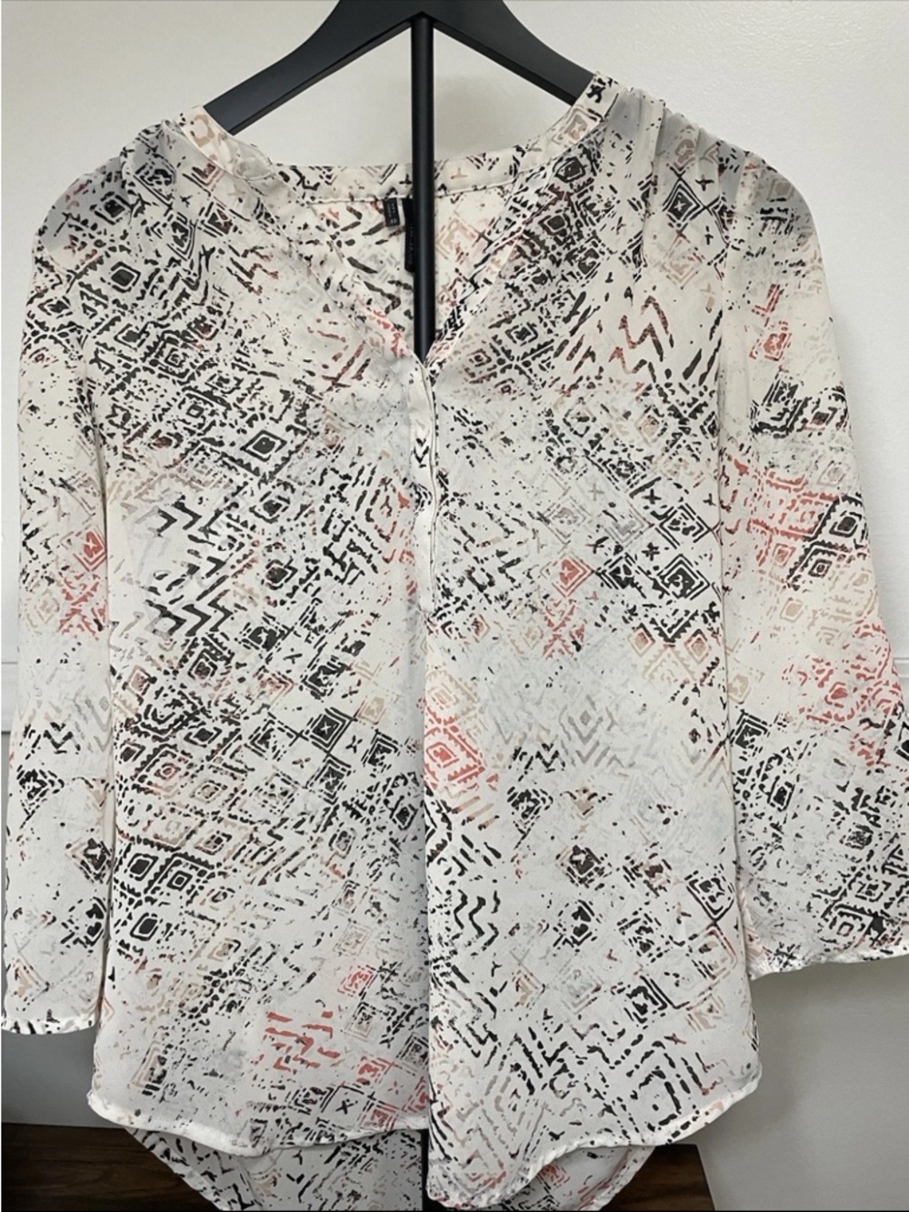 Maurices Women’s XS Geometric Print White Black Peach 3/4 Sleeve Blouse